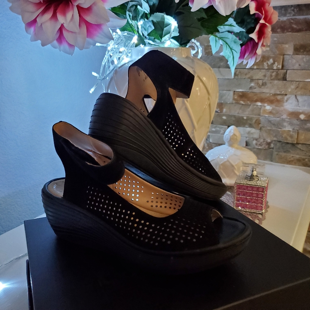CLARKS COMFORT SANDAL 7M